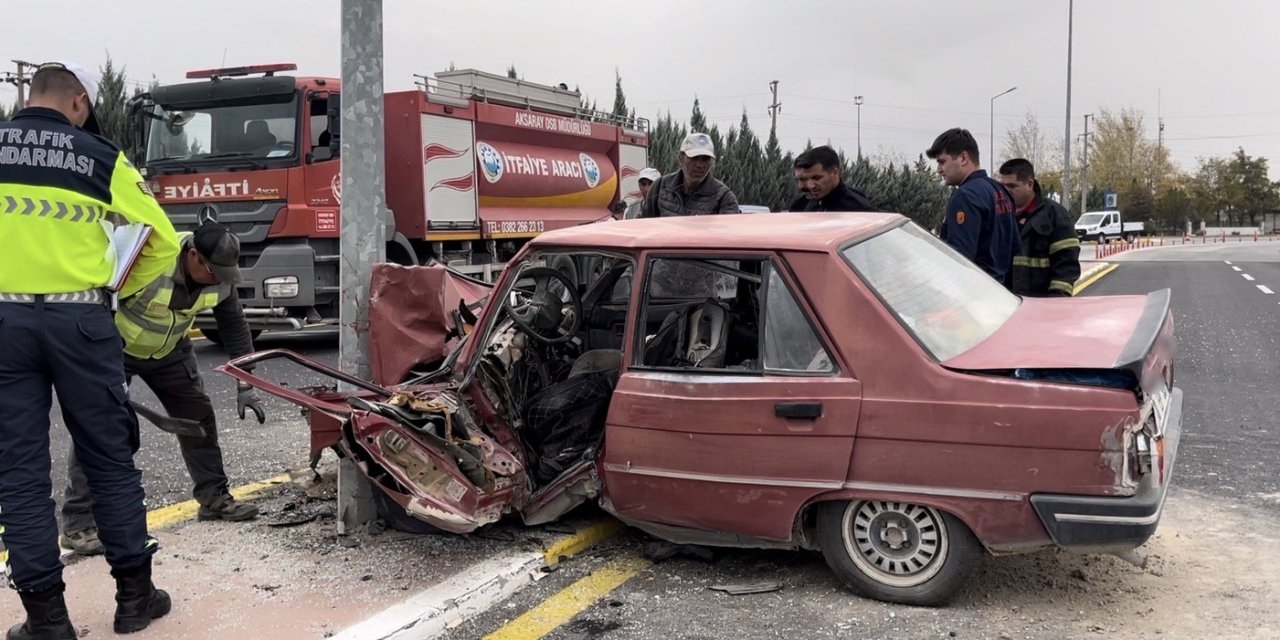 Direğe Çarpan Otomobil Demir Yığınına Döndü