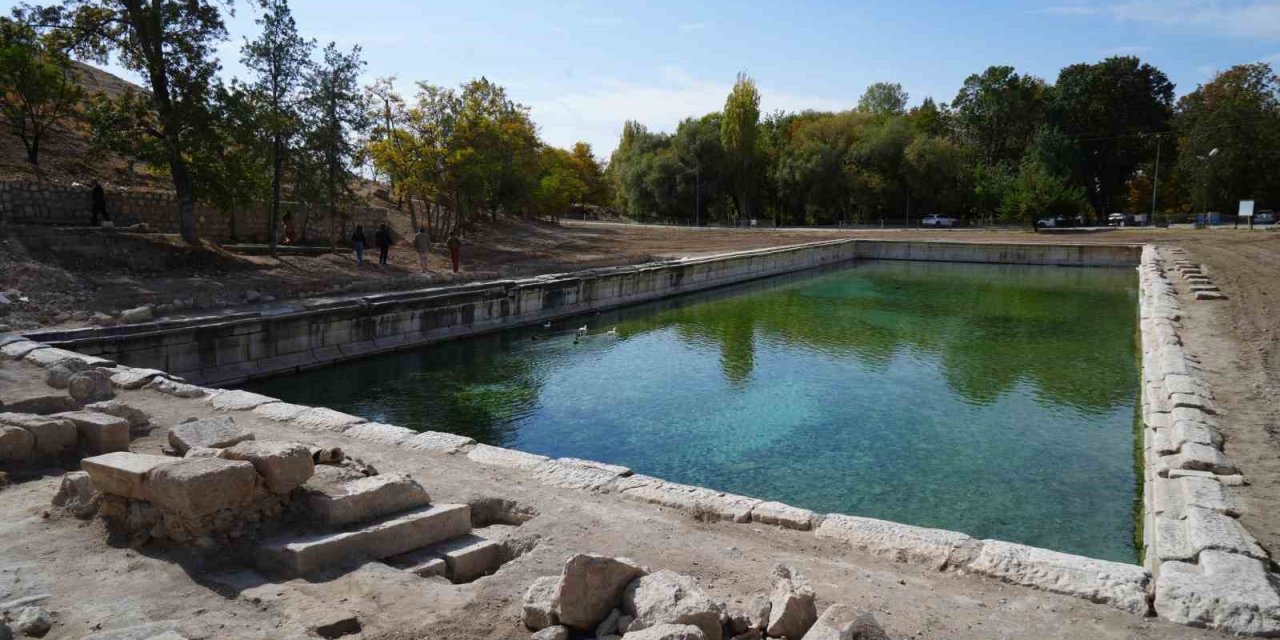 Niğde Bahçeli’de 1800 Yıllık Roma Havuzu Gün Yüzüne Çıkıyor