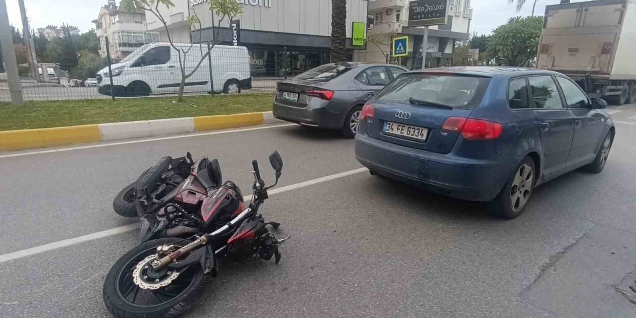 Yaya Geçidinde Duran Otomobile Çarpan Motosikletli Yaralandı