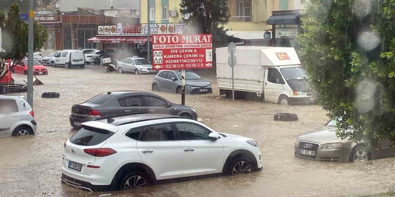 Antalya’da Sağanak Yolları Göle Döndürdü, Araçlar Mahsur Kaldı
