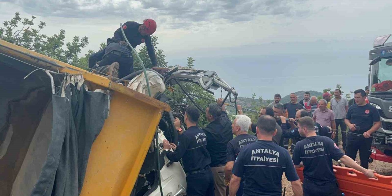 Alanya’da Freni Boşalan Kum Yüklü Kamyon Dehşeti: 1 Ölü, 1 Yaralı