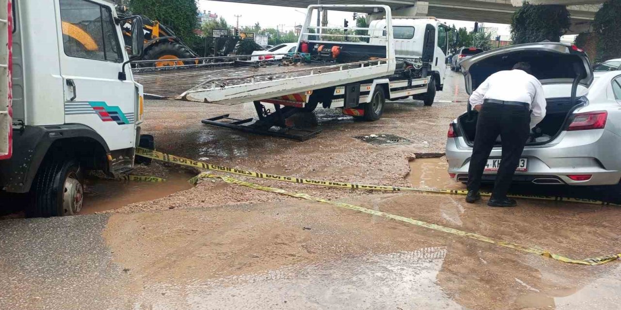Alt Yapı Çalışması Yapılan Alan Yağış Dolayısıyla Çöktü, Araçlar Mahsur Kaldı