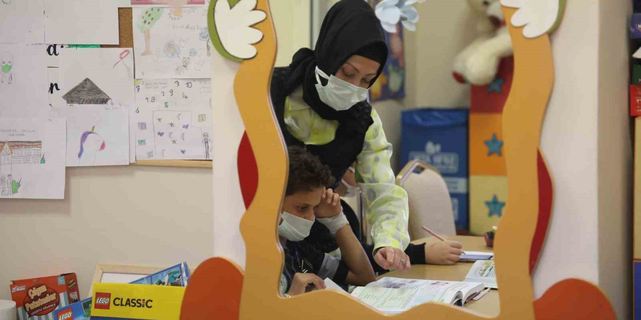 Kanseri Yenen Hatice Öğretmen Hastanede Minik Kalplere Umut Oluyor