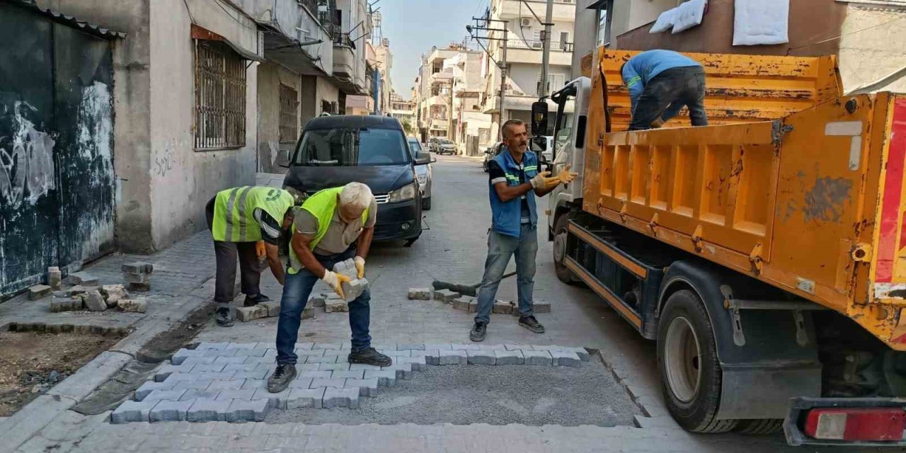 Akdeniz Belediyesi, İlçenin Sokak Ve Kaldırımlarını Yenilemeyi Sürdürüyor