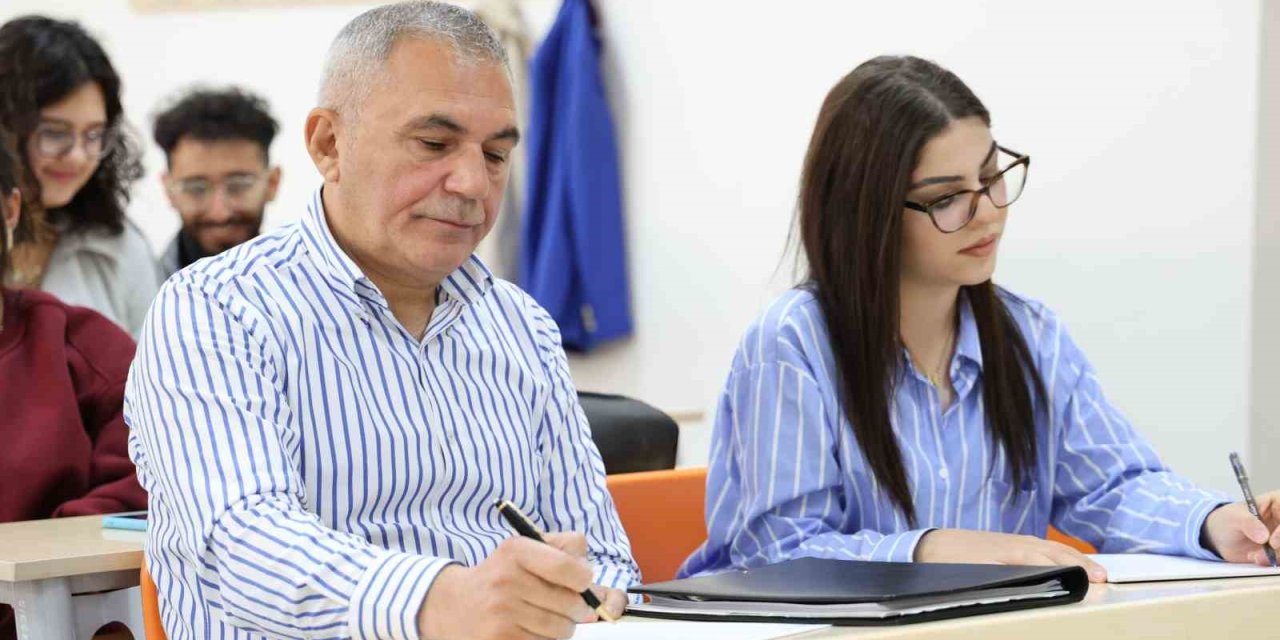 Aksaray’da Dede ile Torun Aynı Üniversitede Okuyor