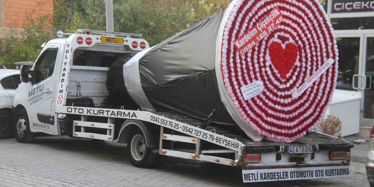 Konya'da Dev Yapay Çiçek Buketi