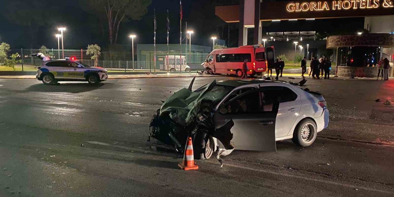 Tur Minibüsü İle Otomobil Çarpıştı: 2 Yaralı