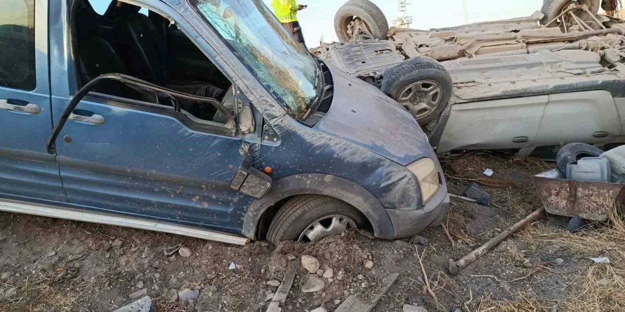 Konya’da Otomobil ile Hafif Ticari Araç Çarpıştı: 1 Ölü, 1 Yaralı