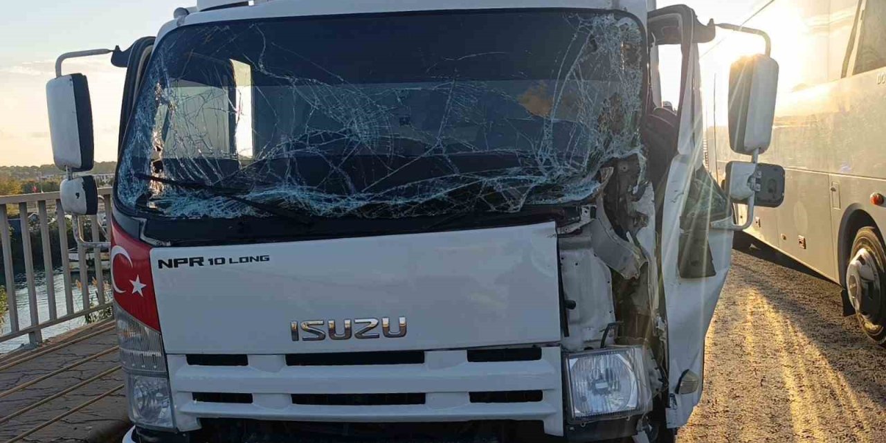 Manavgat’ta Kamyon İle Tır Çarpıştı