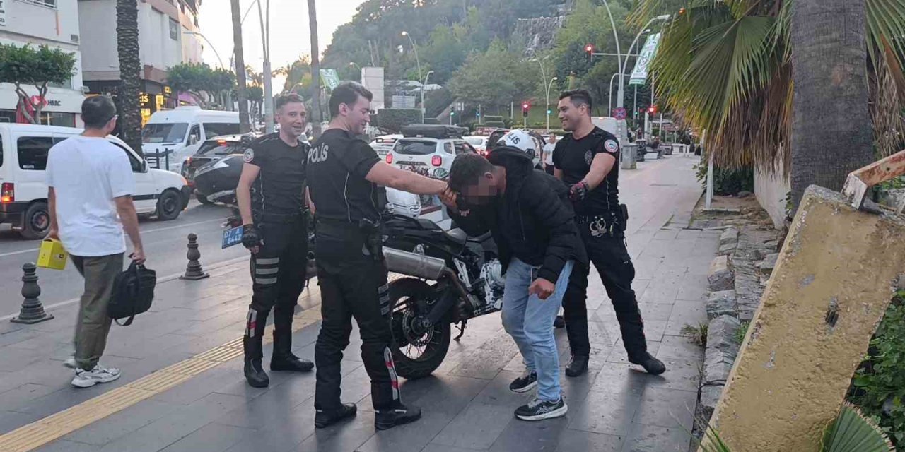 Dolmuş Durağında Baygın Halde Bulundu, Polisleri Görünce Elini Öptü