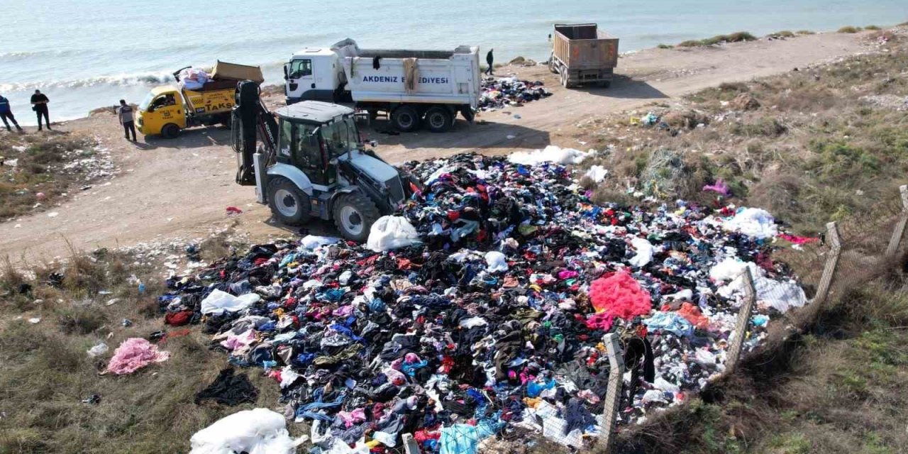 Sahile Tonlarca Tekstil Atığının Dökülme Anı Kamerada: Araç Ve Firma Tespit Edildi