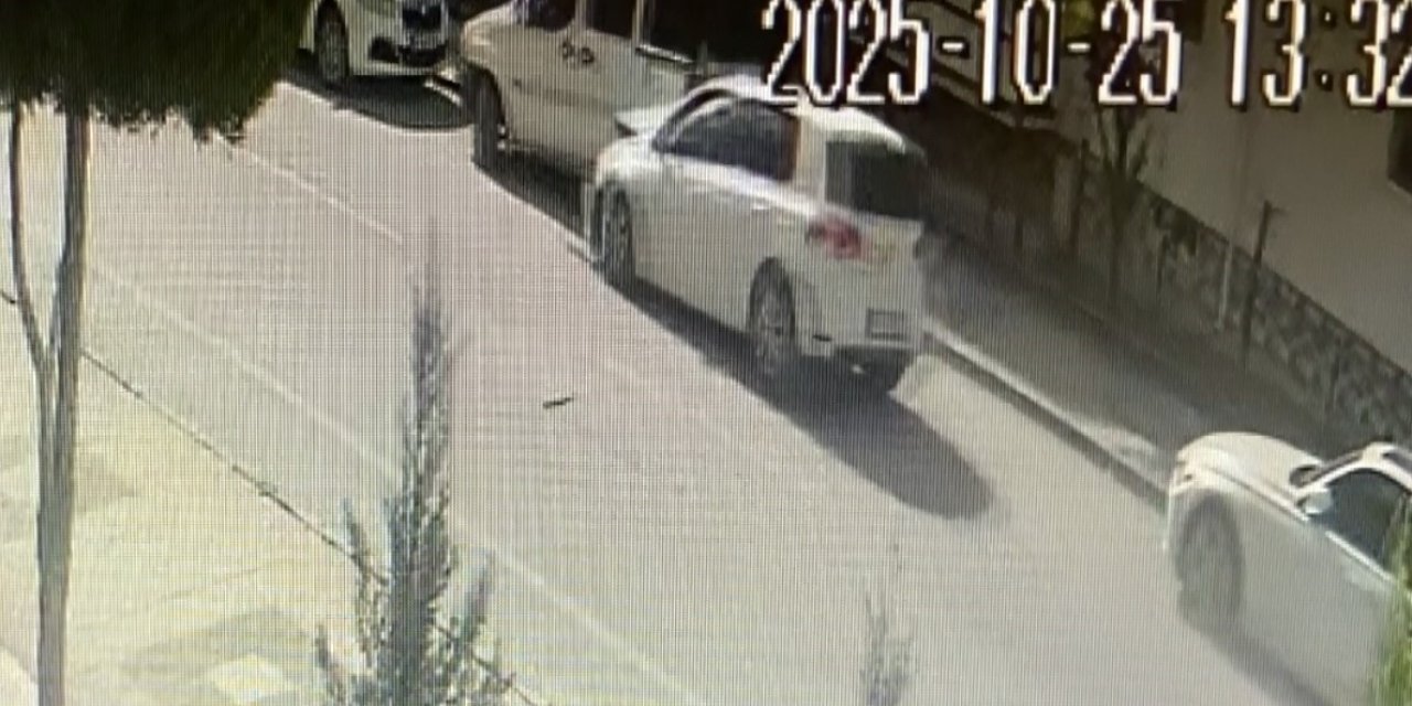 Otomobil Park Halindeki Araçlara Çarptı