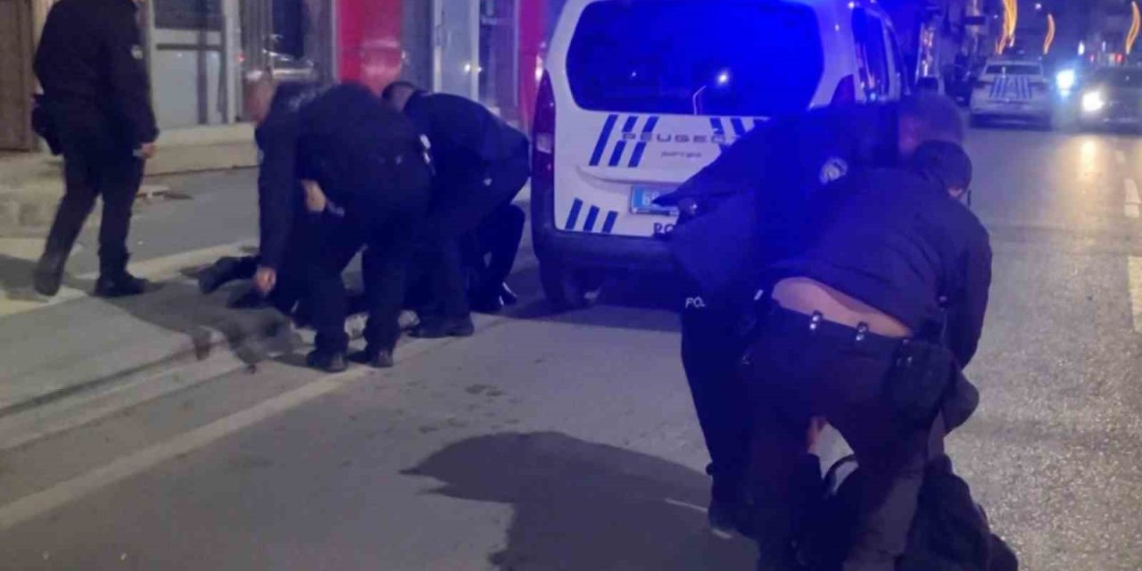 Dükkan Basıp Polise Direnen Şahıslar Gazetecilere Saldırdı: O Anlar Kamerada