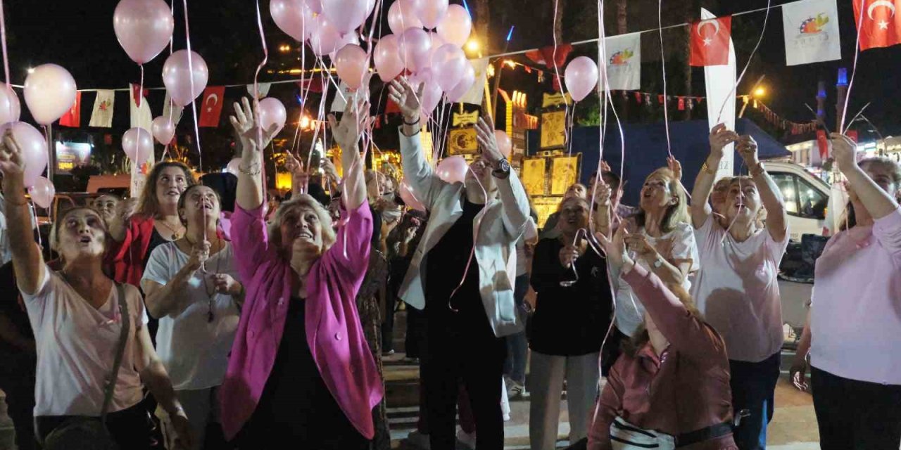 Kemer’de Kadınlar Gökyüzüne Pembe Balonlar Bıraktı