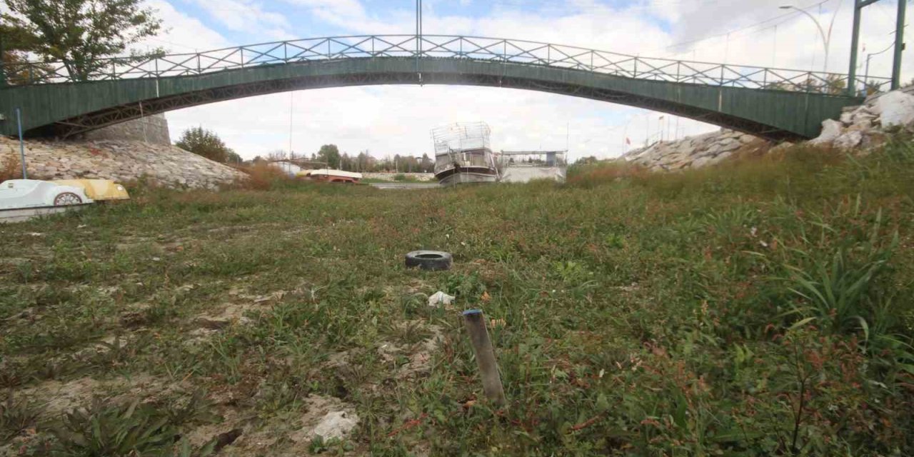 Kayıkla Gezilen Göl Üzerinde Şimdi Yürüyüş Yapılıyor