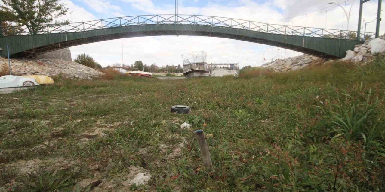 (düzeltme) Gölde Sular Çekildi, Yatlar Karaya Oturdu: Aşk Adası’nın Etrafında Da Su Kalmadı