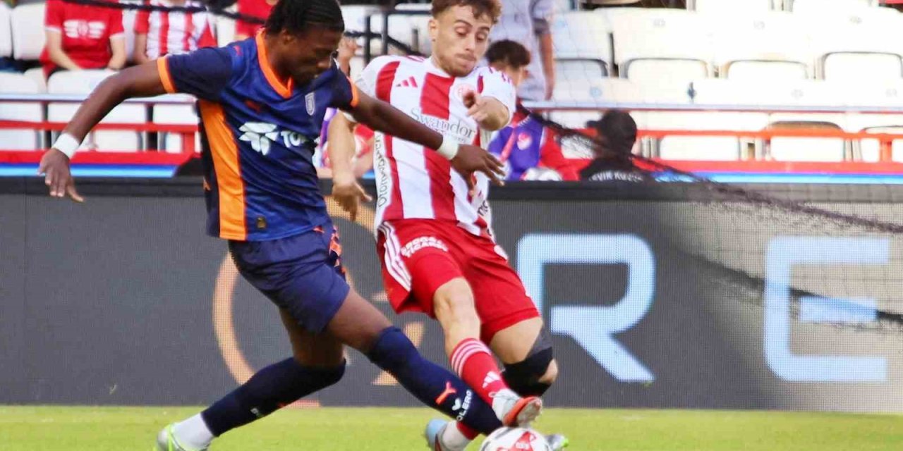 Trendyol Süper Lig: Antalyaspor: 0 - Rams Başakşehir: 2 (ilk Yarı)