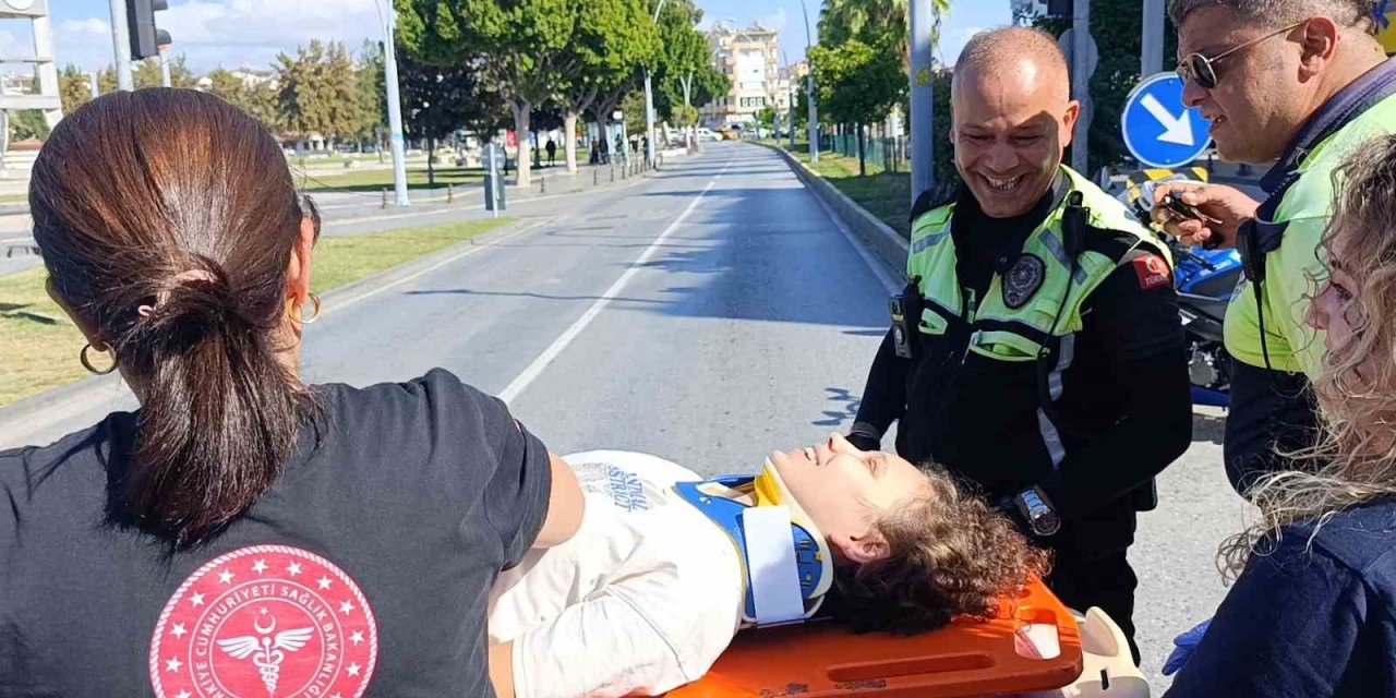 Kaza Yapıp Yaralanan Genç Kızdan, Başından Biran Olsun Ayrılmayan Trafik Polisine Kahvaltı Sözü