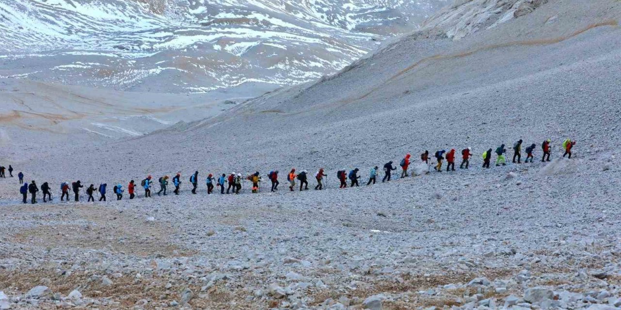 Cumhuriyet Coşkusu Aladağlar’ın Zirvesinde