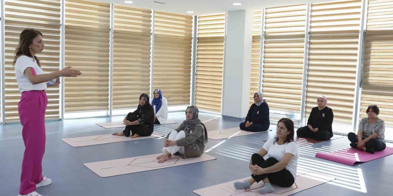 Mersin’de Meme Kanseri Farkındalık Etkinliğinde Kadınlar Yoga Yaptı