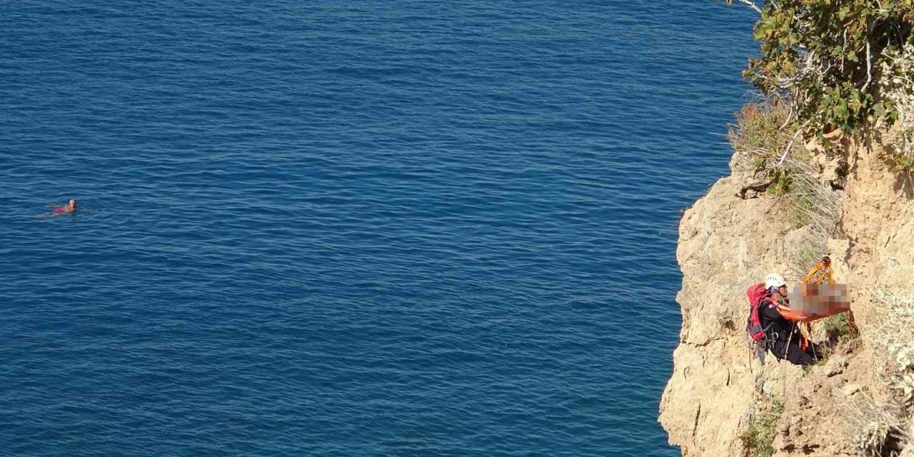 Falezlerde Ölü Bulunan Adamın Cenazesinin 2 Saat Süren Alınma Operasyonunu Yüzerek İzlediler