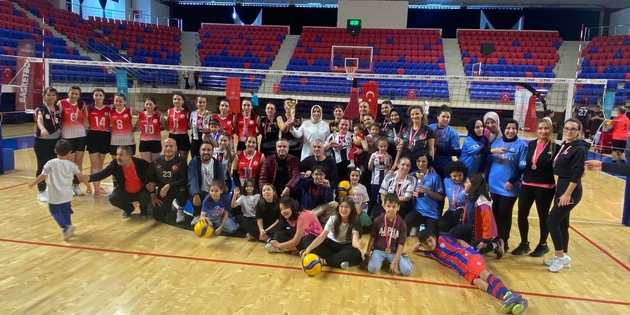 Niğde Ömer Halisdemir Üniversitesi Spor Takımları 3. Kamu Sporları Turnuvası’nda Şampiyon