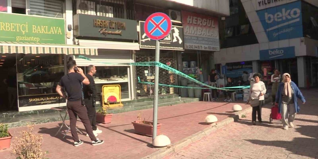 Antalya’da Kameraları Boyayıp, Çelik Kasayı Delerek Kuyumcudan 5 Kilo Altın Çalıp Kaçtılar