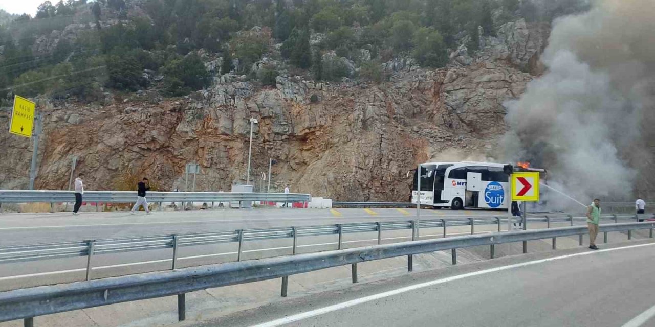 Yolcu Otobüsü Alev Aldı
