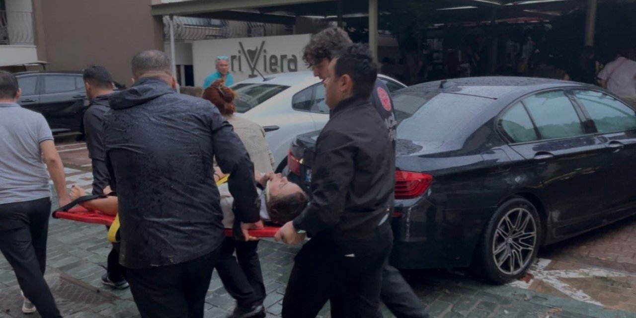 Sağanak Ve Rüzgar Aniden Bastırdı, Devrilen Ağacın Altında Kalan 3 Kişi Yaralandı