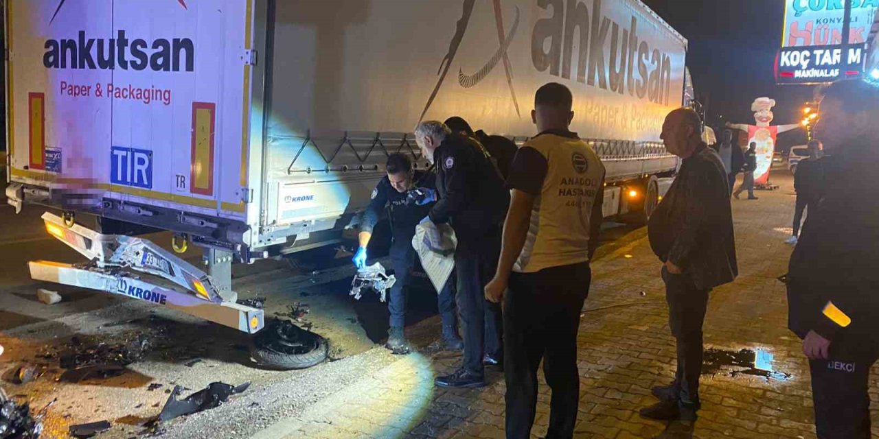 Park Halindeki Tıra Çarpan Motosikletli Genç Kazada Hayatını Kaybetti