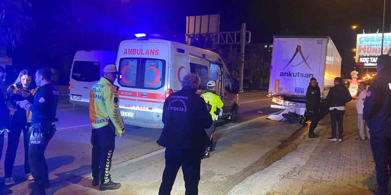 Tıra Çarpan Motosikletli Gencin Ölüme Gitme Anı Kamerada