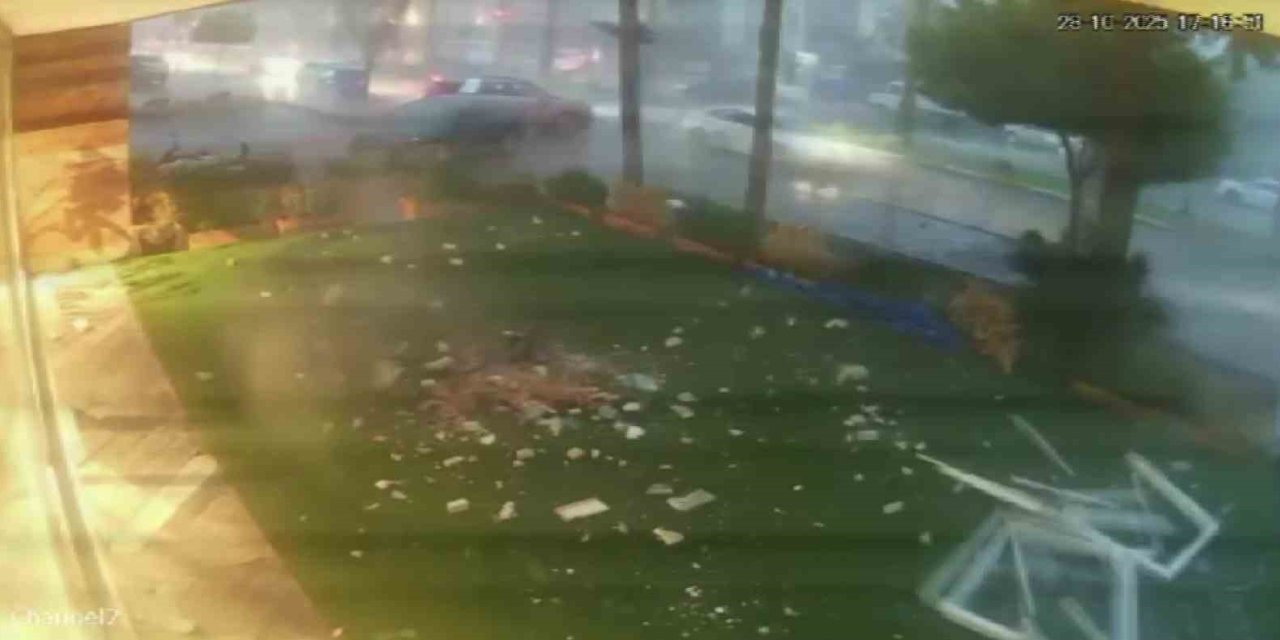 Tonlarca Ağırlıktaki Çatının Fırtınada Uçtuğu Anlar Kamerada