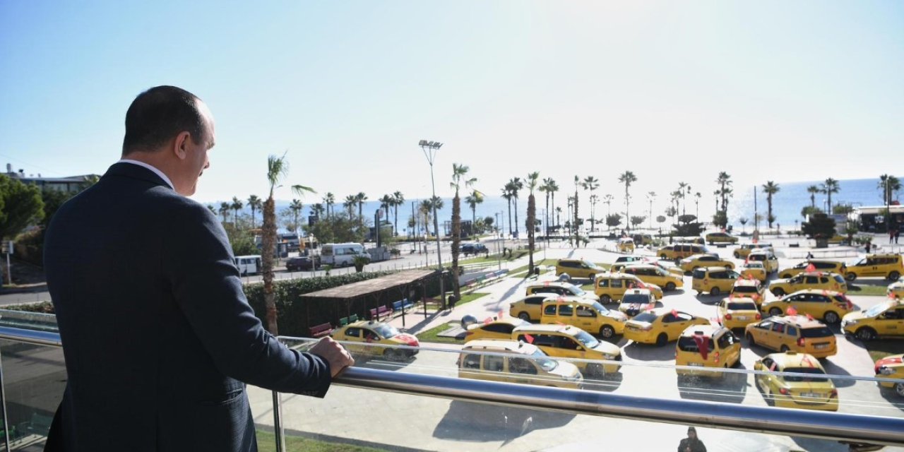 Konyaaltı’da Taksicilerden Türk Bayraklı Cumhuriyet Konvoyu