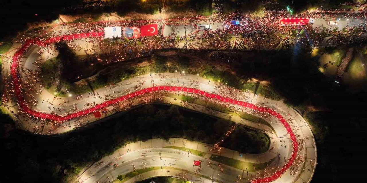 Antalya’da 400 Metrelik Dev Bayrakla Cumhuriyet Coşkusu: Fener Alayı’na Yüzlerce Kişi Katıldı