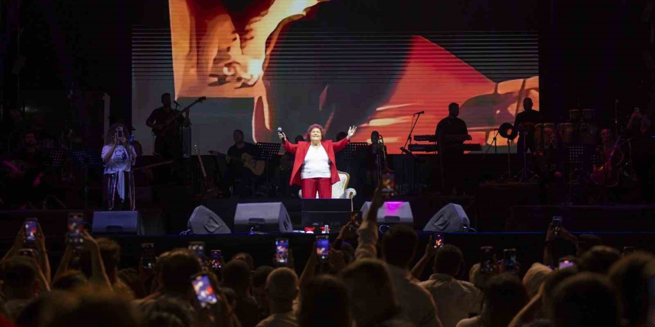 Selda Bağcan, ’mersin Gençlik Festivali’ Kapsamında Sahne Aldı