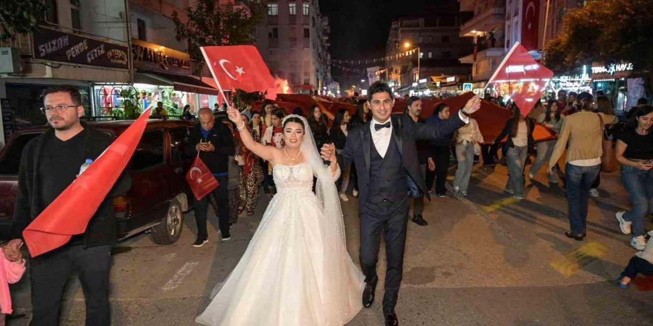 Gelinle Damat Düğünden Önce Fener Alayına Katıldı