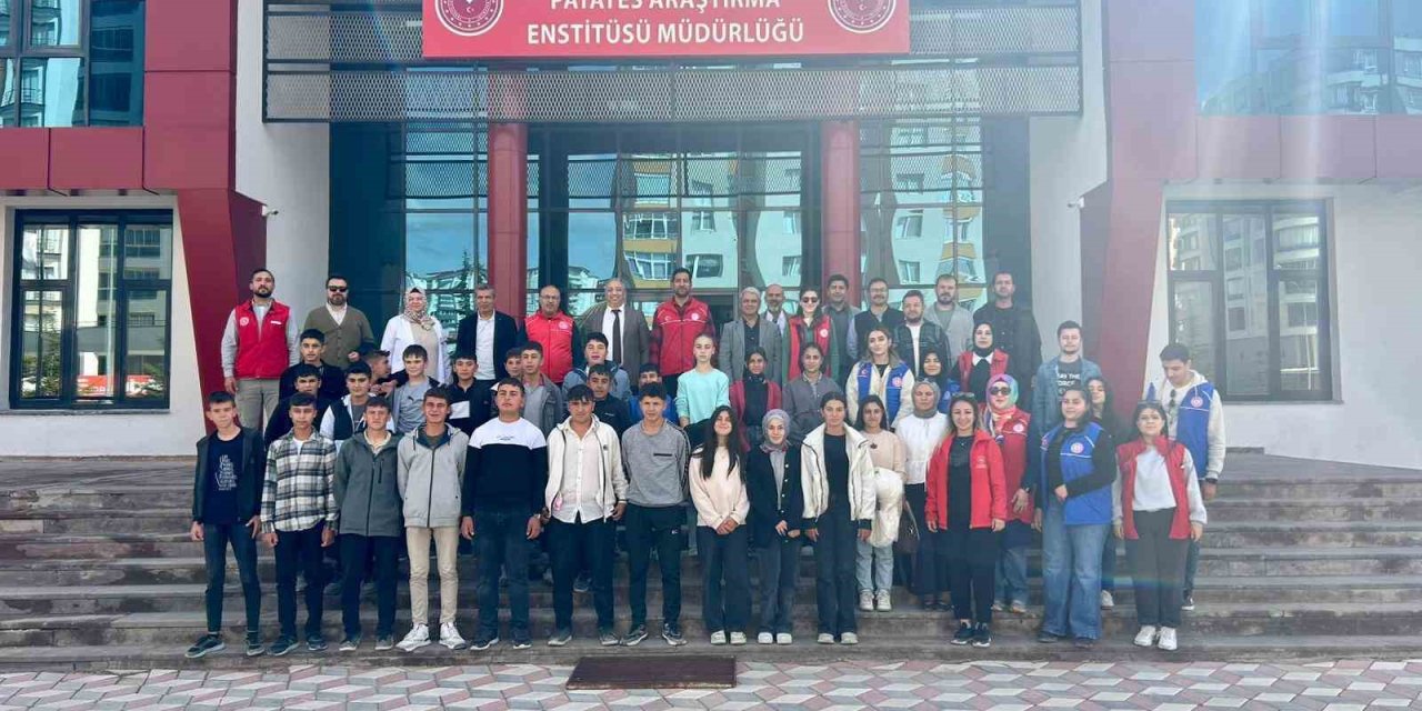 Niğde'de "Gönüllü Hasat Projesi"  Kapsamında Patates Topladılar