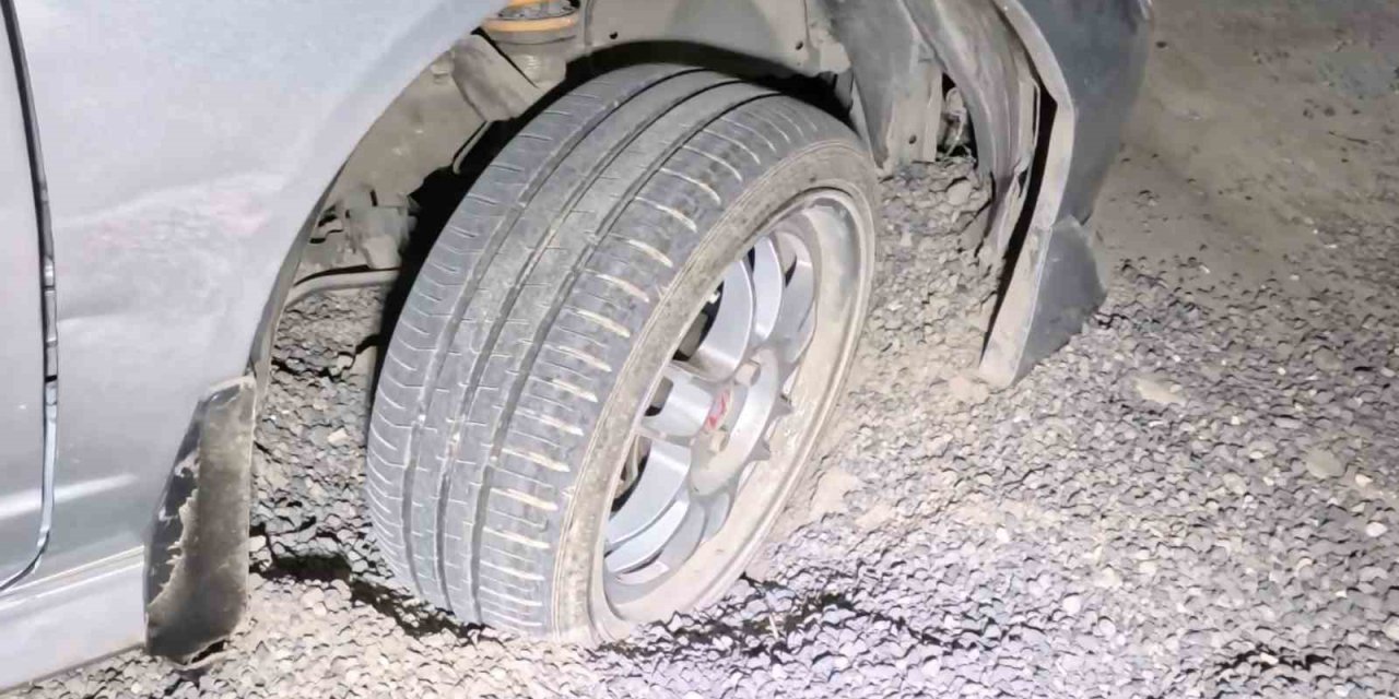 Aksaray'da Kazılan Yol Araçları Çukura Düşürdü