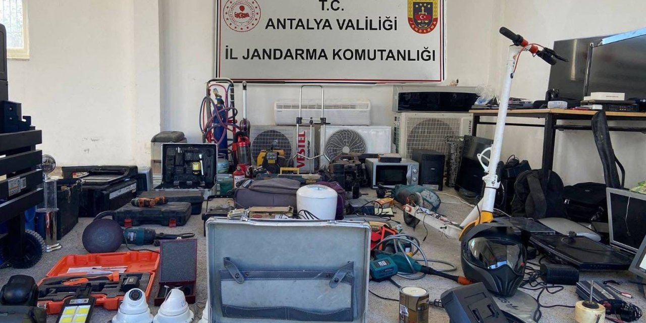 Antalya’da 10 Evden Hırsızlık Yapan Şüpheli Jasat Tarafından Yakalandı