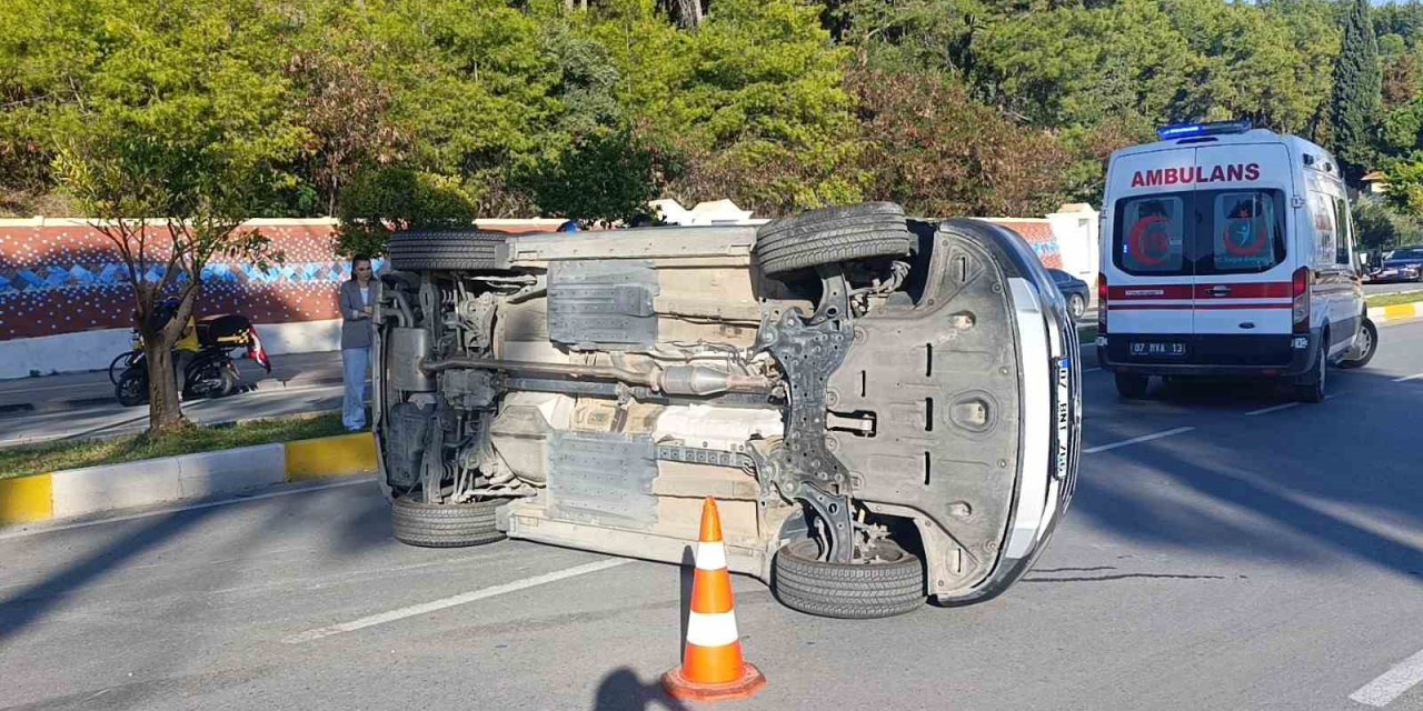 Park Halindeki Araçlara Çarpıp Yan Yatan Otomobilin Sürücüsü Yaralandı