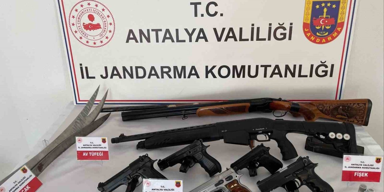 Antalya’da Düzenlenen Operasyonda Çok Sayıda Ruhsatsız Silah Ele Geçirildi