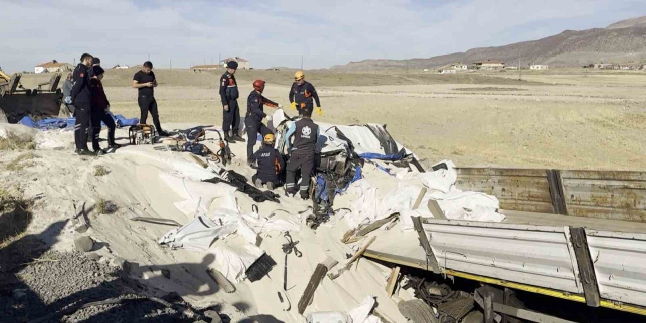 Aksaray’da Tır Şarampole Düştü: Sürücü Kum Altında Hayatını Kaybetti