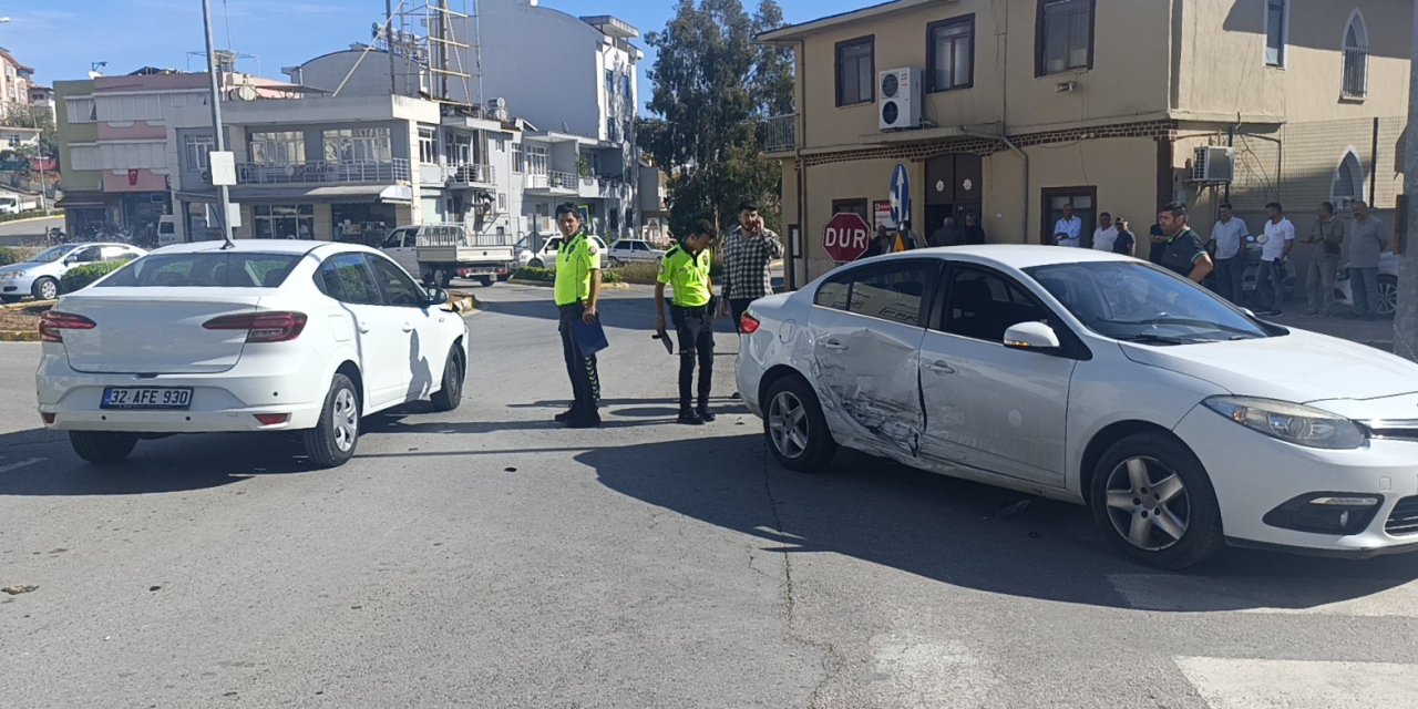 Manavgat’ta 2 Otomobil Kavşakta Çarpıştı: 1 Yaralı