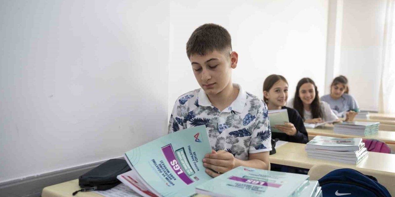 Mersin’de 5 Bin Öğrenciye Ücretsiz Kaynak Kitap Dağıtıldı