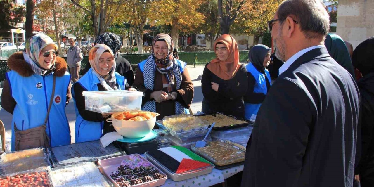 Karaman’da Gazze Yararına Hayır Çarşısı Düzenlendi