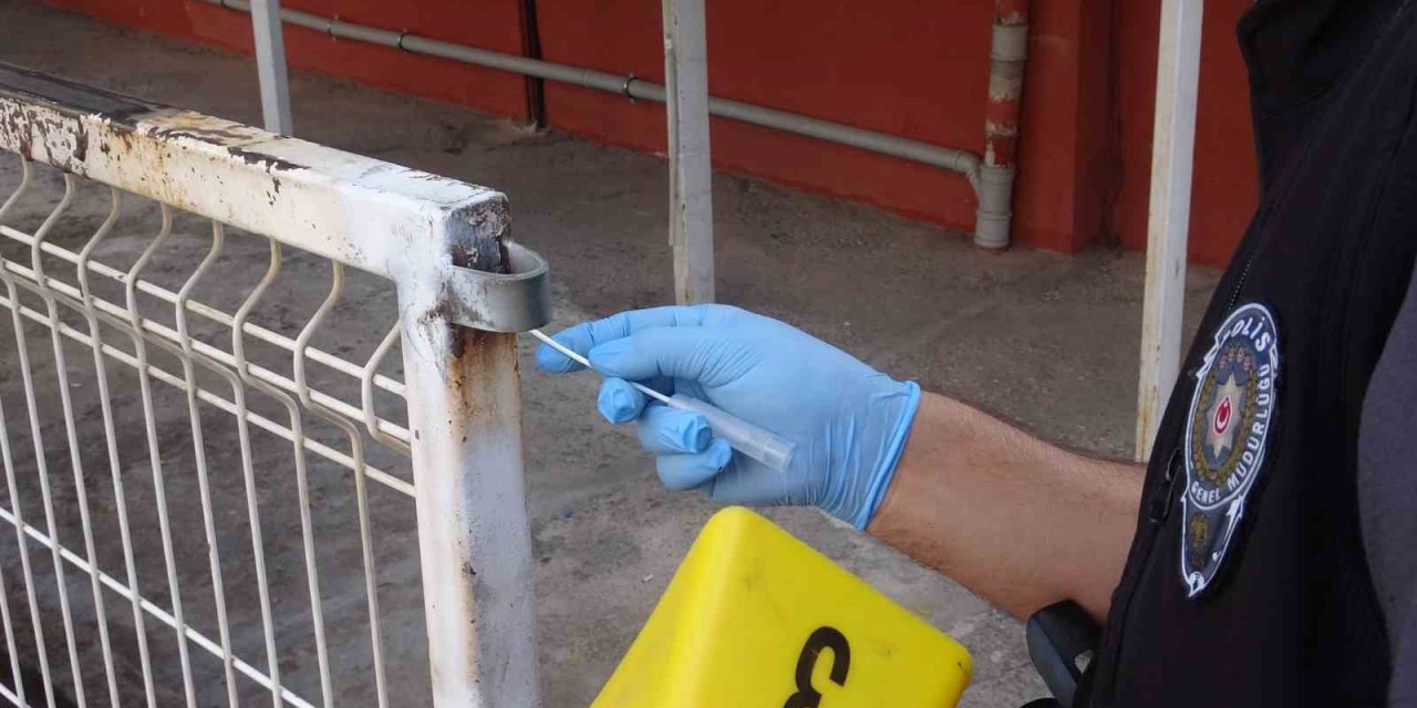 Eline Aldığı Bıçakla Yoldan Geçenlere Dehşeti Yaşattı: 1 Yaralı