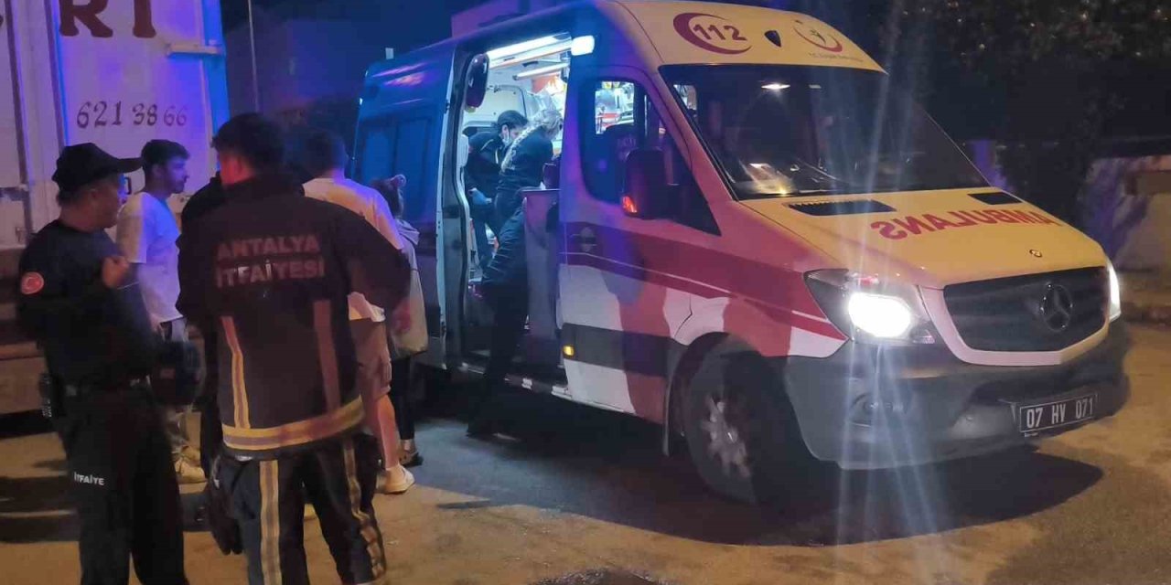 Evde Yakılan Mumlar Yangına Sebep Oldu, Binada Panik Yaşandı