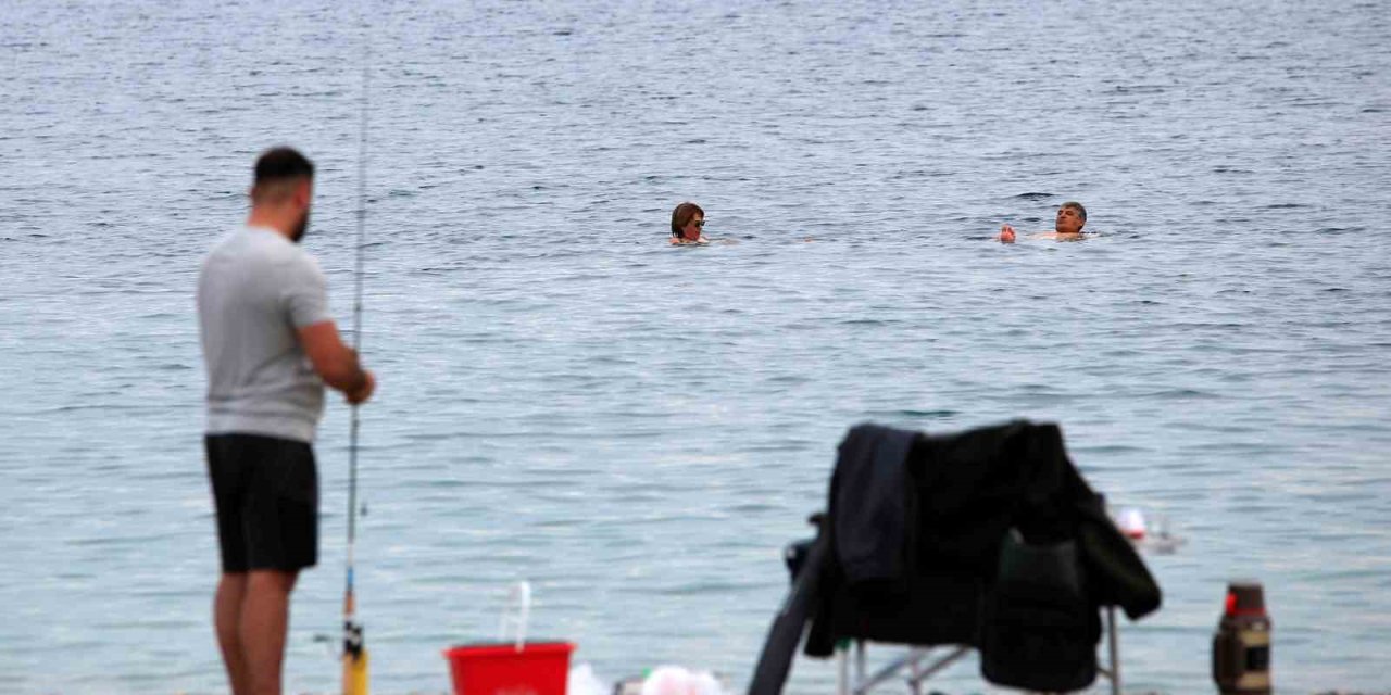 Antalya’da Kasım Ayında Denize Girmenin Keyfini Çıkardılar