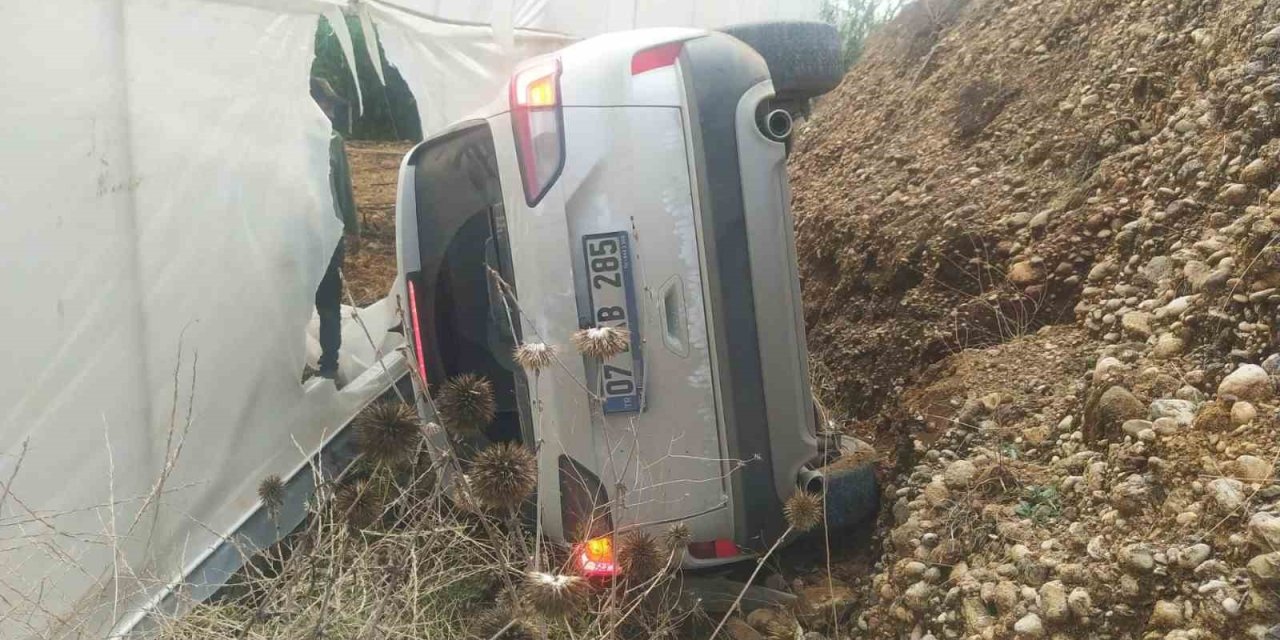 Antalya’da Kontrolden Çıkan Otomobil Devrildi: 5 Yaralı