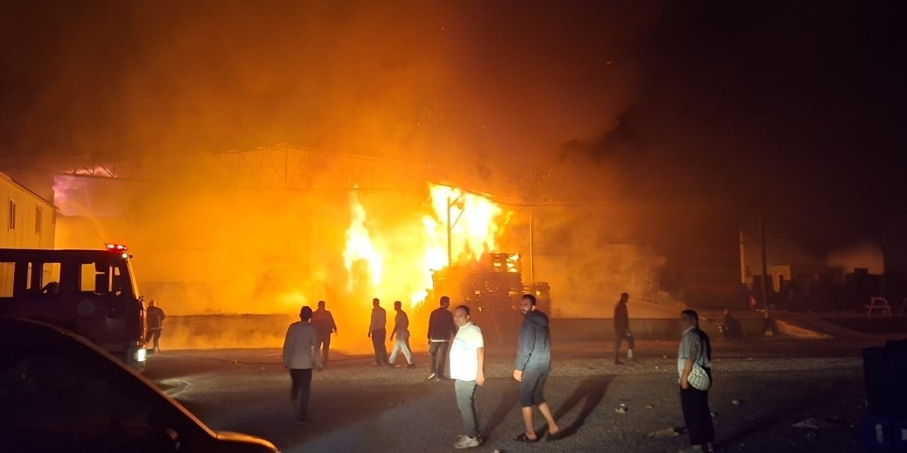 Antalya’da Paketleme Fabrikası Alev Alev Yandı